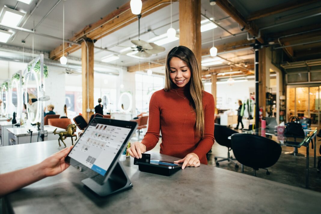 Integrating POS Services with E-Commerce: Expanding Your Business Reach